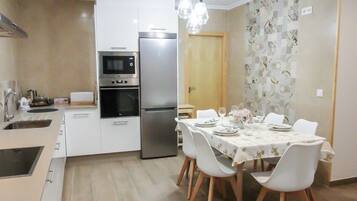 Een koelkast, een magnetron, een oven, een kookplaat