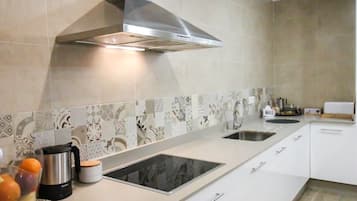 Een koelkast, een magnetron, een oven, een kookplaat