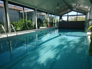 Een binnenzwembad en een verwarmd zwembad