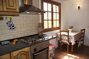 Réfrigérateur, four, cafetière/bouilloire, grille-pain