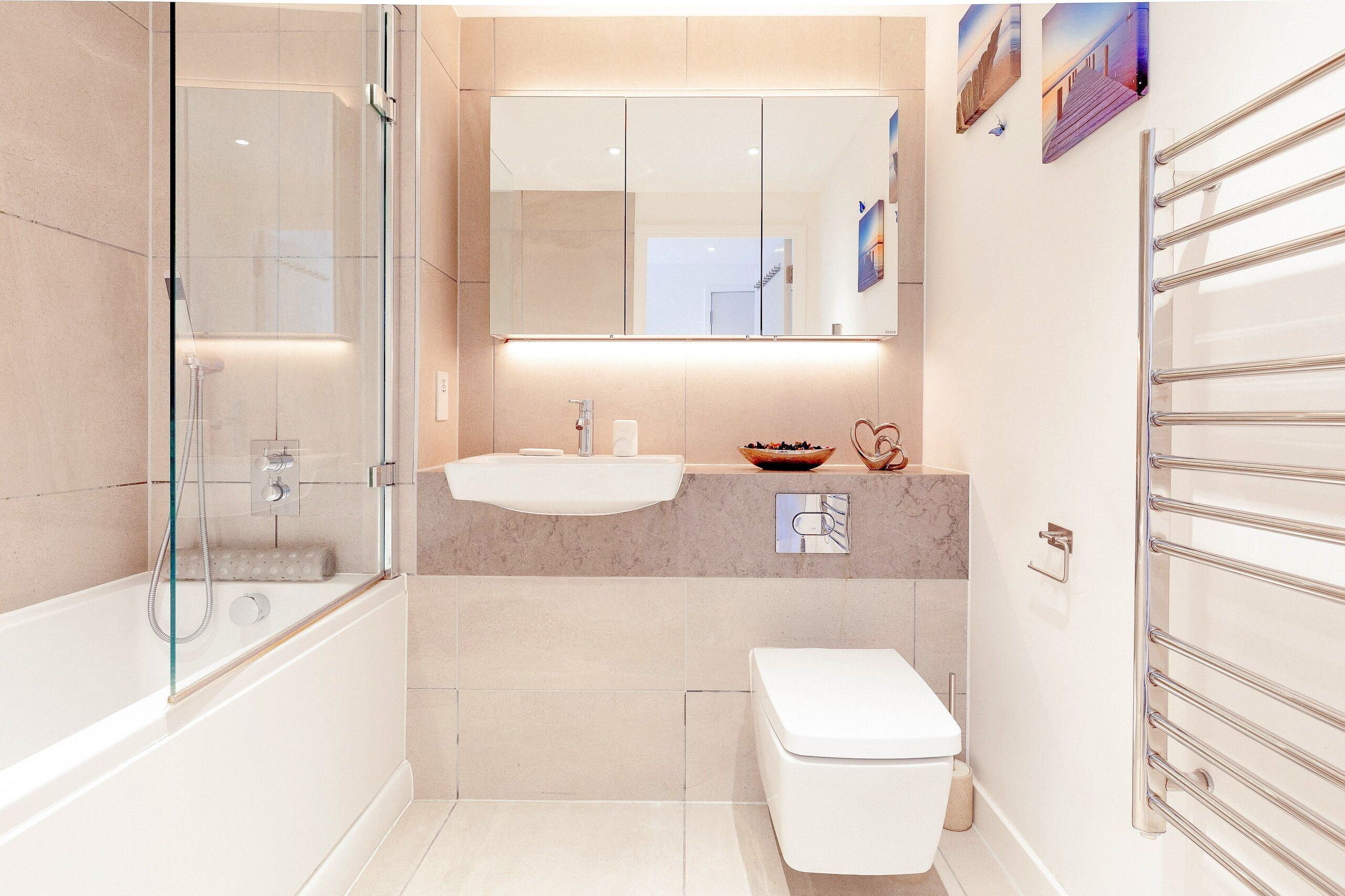 Combined shower/bathtub, hair dryer, towels, soap