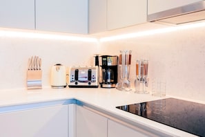 Geladeira, micro-ondas, fogão, cooktop