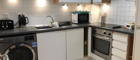 Réfrigérateur, micro-ondes, four, plaque de cuisson