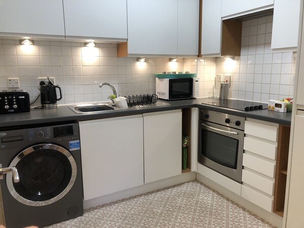Refrigerador, microondas, horno, placa de cocina