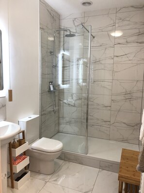 Hair dryer, towels, soap, shampoo - Stylish 2 Bedroom Riverside Apartment Within the Old City Walls of York (York)