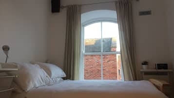 2 bedrooms, iron/ironing board, travel cot, WiFi