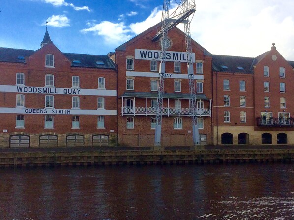 Exterior - Stylish 2 Bedroom Riverside Apartment Within the Old City Walls of York (York)
