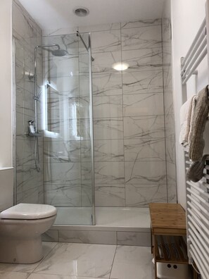Sèche-cheveux, serviettes fournies, savon, shampoing