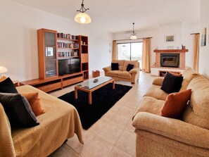 TV, fireplace - Villa Ninho do Mocho (Portimão)