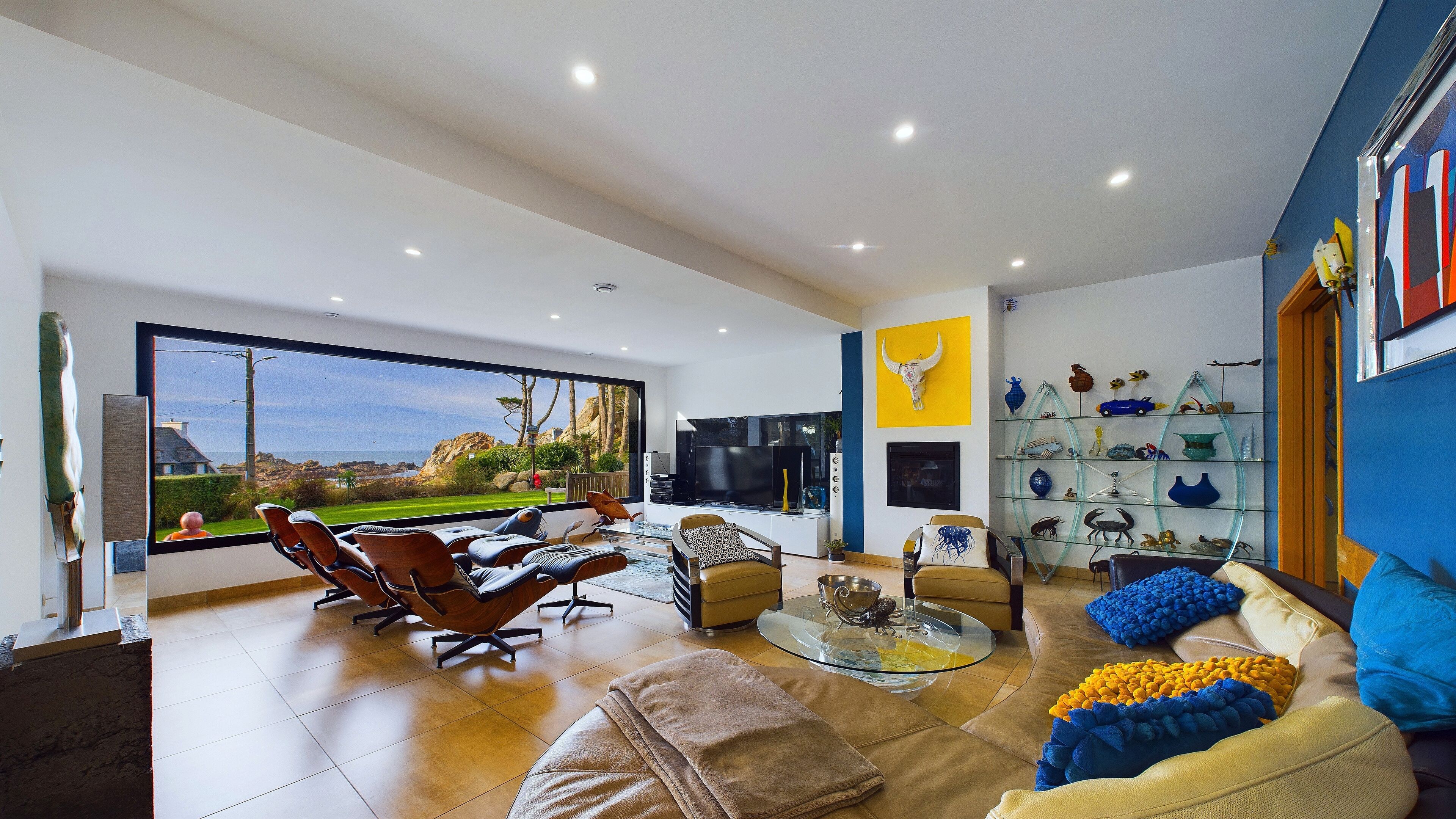 Televisor, llar de foc, reproductor de DVD i futbolí 