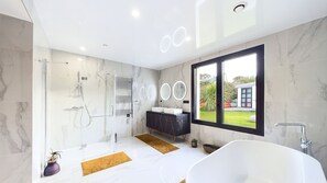 Shower, hair dryer, towels, toilet paper - VILLA Sea view, 50 M beach, private indoor pool 28°C, sauna, hammam, 2 spas  (Plougasnou)