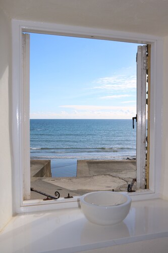 Wonderful reverse level conversion located on the sea front in picturesque rural hamlet on the South