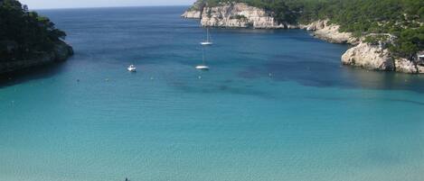 Nær stranden og solsenger