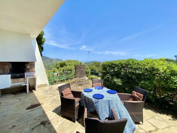 Outdoor dining - Villenpark Playa Arena House Palmera (Lloret de Mar)