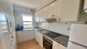 Cafetera y tetera, refrigerador, horno y lavavajillas 