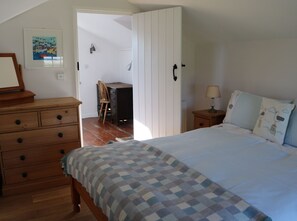 3 bedrooms, iron/ironing board, WiFi, bed sheets - Spacious Period Home near Coast Path and Beaches. (Bude)