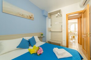 2 chambres, coffres-forts dans les chambres, fer et planche Ă repasser