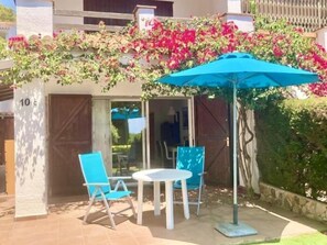 Outdoor dining - Villenpark Playa Arena House Levantina 10 (Lloret de Mar)