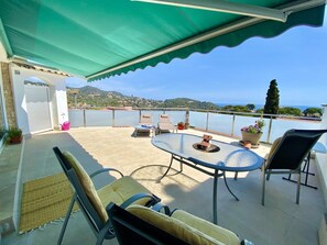 Outdoor dining - Villenpark Playa Arena House Luz (Lloret de Mar)