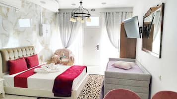 1 slaapkamer, een strijkplank/strijkijzer, beddengoed