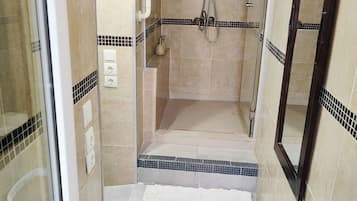 Dusche, Haartrockner, Handtücher, Toilettenpapier