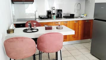 Een koelkast, een koffiezetapparaat/waterkoker, een waterkoker