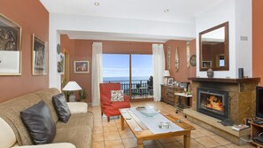 TV, fireplace - 2PAL01- House with private pool and beautiful sea views located near the beach (Lloret de Mar)