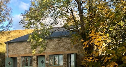 Cotswold Independiente Hillside Cottage repleta de carácter peculiar