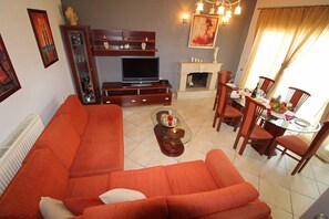 Una televisión, una chimenea