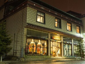 Fachada da propriedade à noite