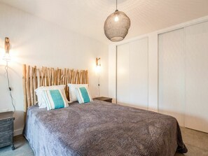 1 bedroom, travel crib, WiFi, bed sheets