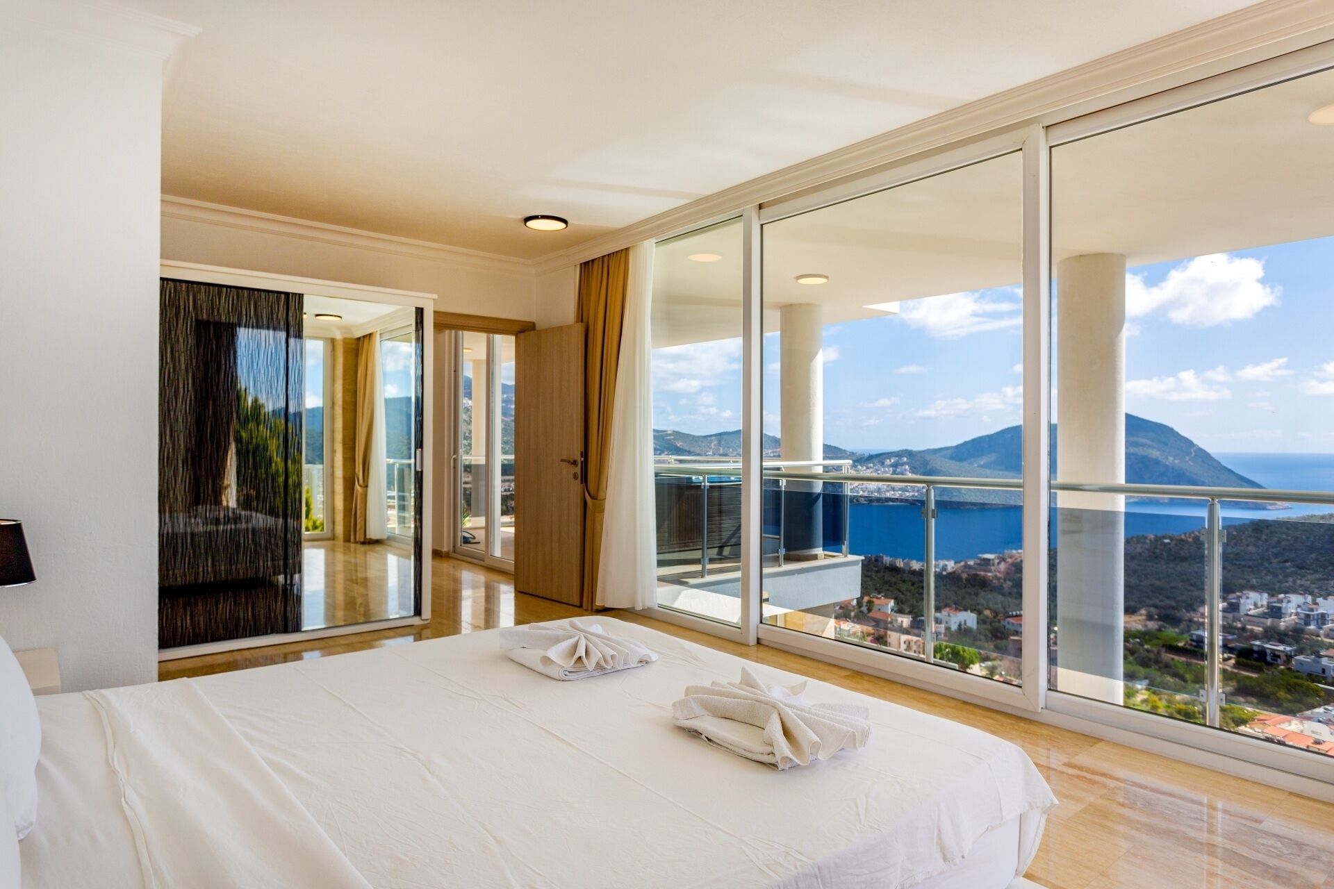 4 多间卧室、客房内保险箱、熨斗/熨衣板、免费 WiFi