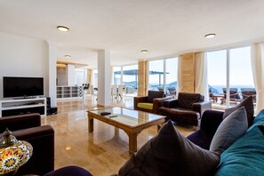 TV connectée, lecteur de DVD, livres, chaîne hi-fi