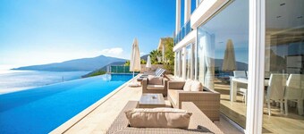 A Maginificent South Facing Villa w/ Heated Infinity Pool And Stunning Sea Views