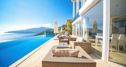 A Maginificent South Facing Villa w/ Heated Infinity Pool And Stunning Sea Views