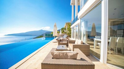 A Maginificent South Facing Villa w/ Heated Infinity Pool And Stunning Sea Views