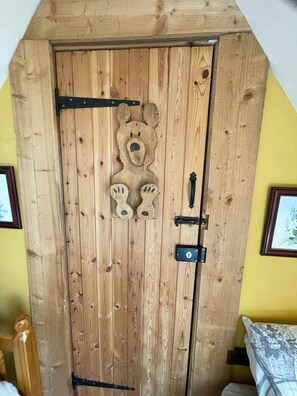 6 bedrooms, iron/ironing board, WiFi, bed sheets