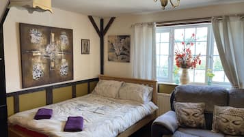 6 bedrooms, iron/ironing board, WiFi, bed sheets