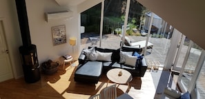 Smart TV, fireplace, table football, books - Newer cottage with 3 bedrooms and loft - 150m to the beach - hottub (Fjellerup Strand)