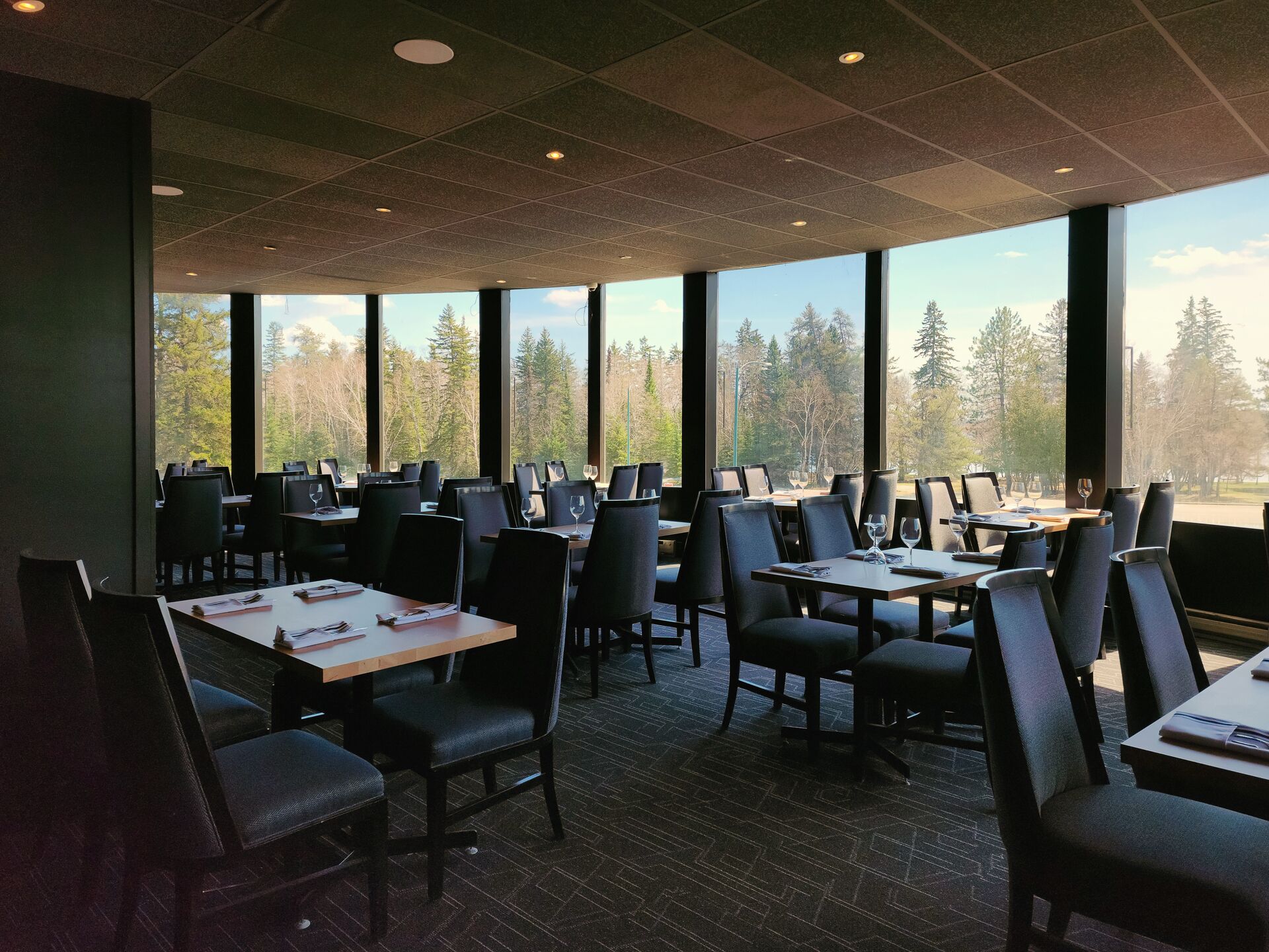 2 restaurants, breakfast served