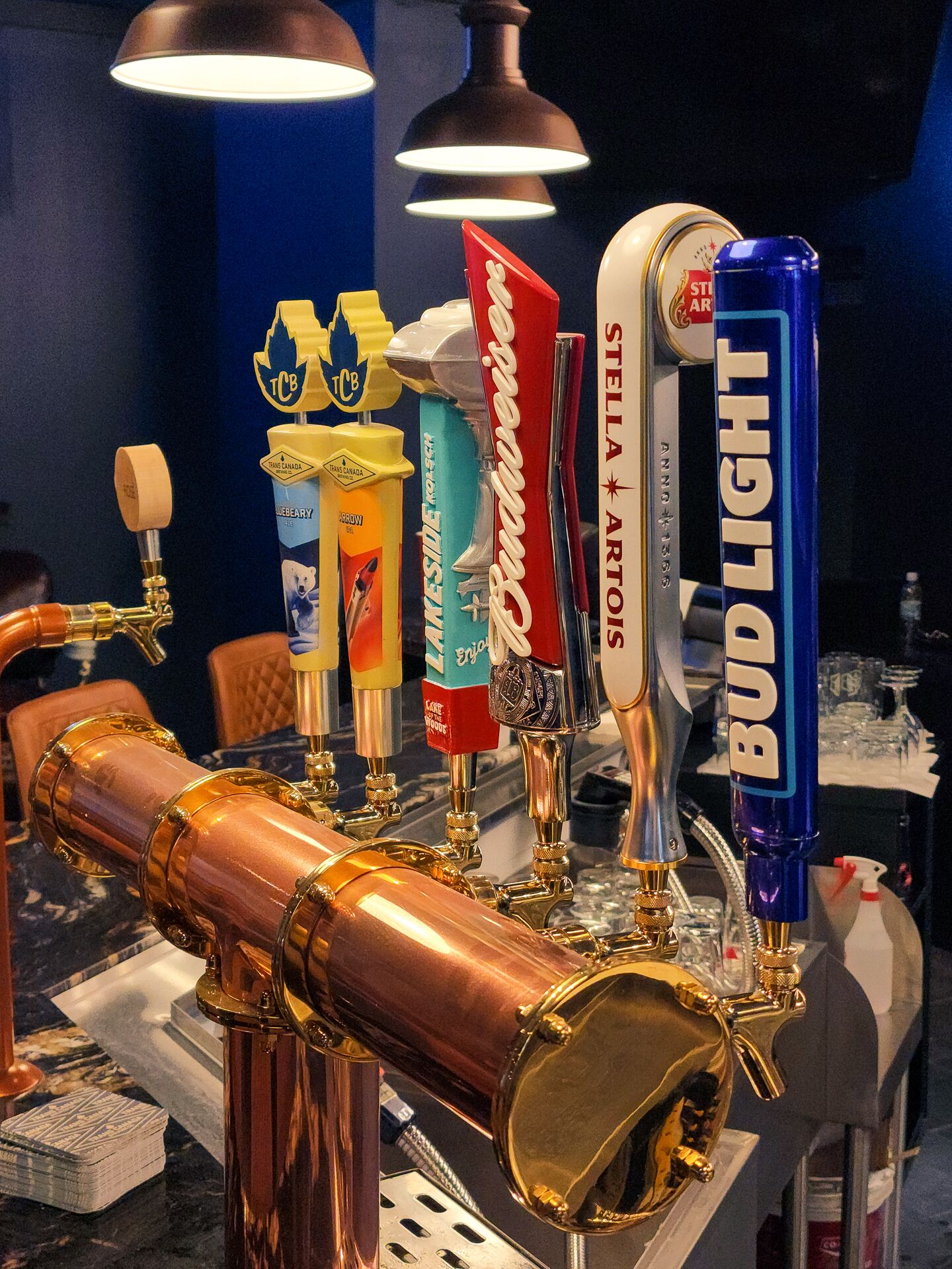 Un espace bar doté de plusieurs tireuses à bière, proposant notamment des marques comme Bud Light et Stella Artois.