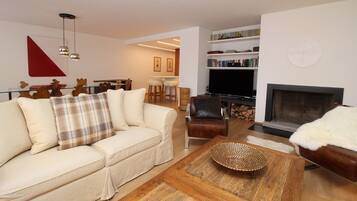 Tv, eldstad och en stereo