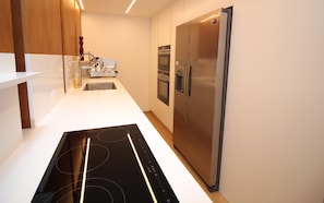 Kjøleskap, ovn, kokeplater og oppvaskmaskin