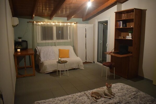 3 bedrooms, iron/ironing board, internet, bed sheets