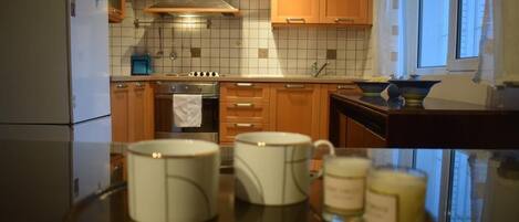Microwave, coffee/tea maker, cookware/dishes/utensils