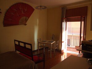 1 chambre, fer et planche à repasser