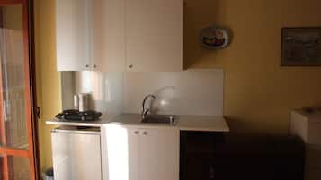 Fridge, oven, stovetop, cookware/dishes/utensils