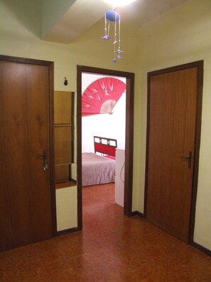 1 chambre, fer et planche à repasser