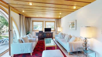 TV, fireplace, ping pong, stereo