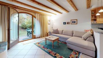 Fernseher, Kamin, Stereoanlage